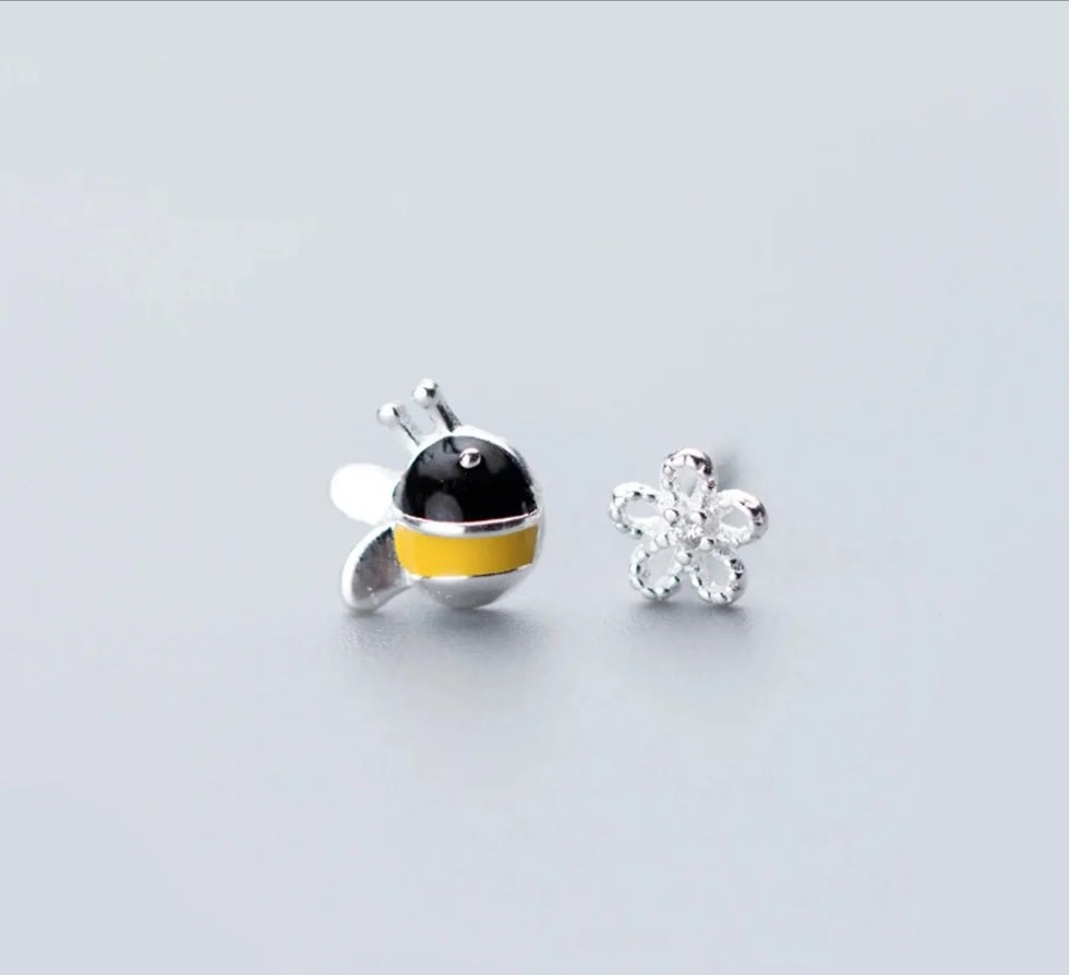 Bea Earrings / حلق نحلة