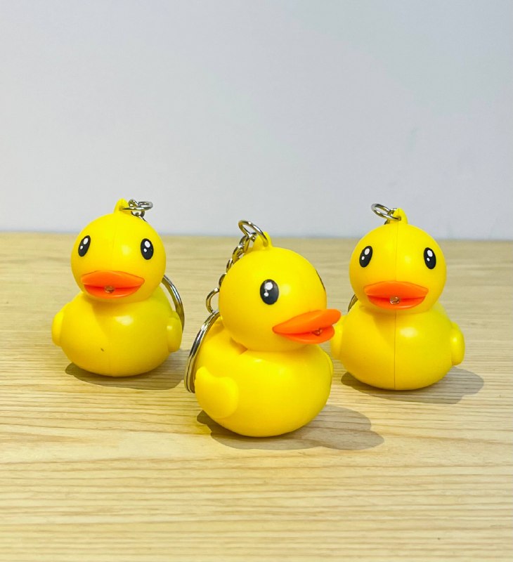 Duck Model Keychain Flashlight / ميدالية مفاتيح على شكل بطة مزودة بفلاش
